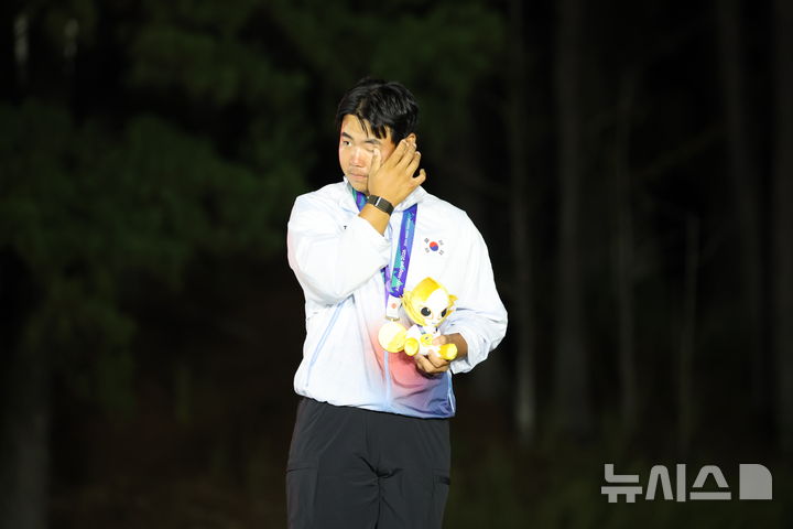 [가스가이(일본)=뉴시스] 김금보 기자 = 3일(현지 시간) 일본 아이치현 가스가이시 가스가이컨트리클럽에서 열린 2026 아이치·나고야 아시안게임 골프 남자 개인 시상식에서 금메달을 차지한 한국 김주형이 애국가를 듣고 눈물을 흘리고 있다. 2026.10.03. kgb@newsis.com