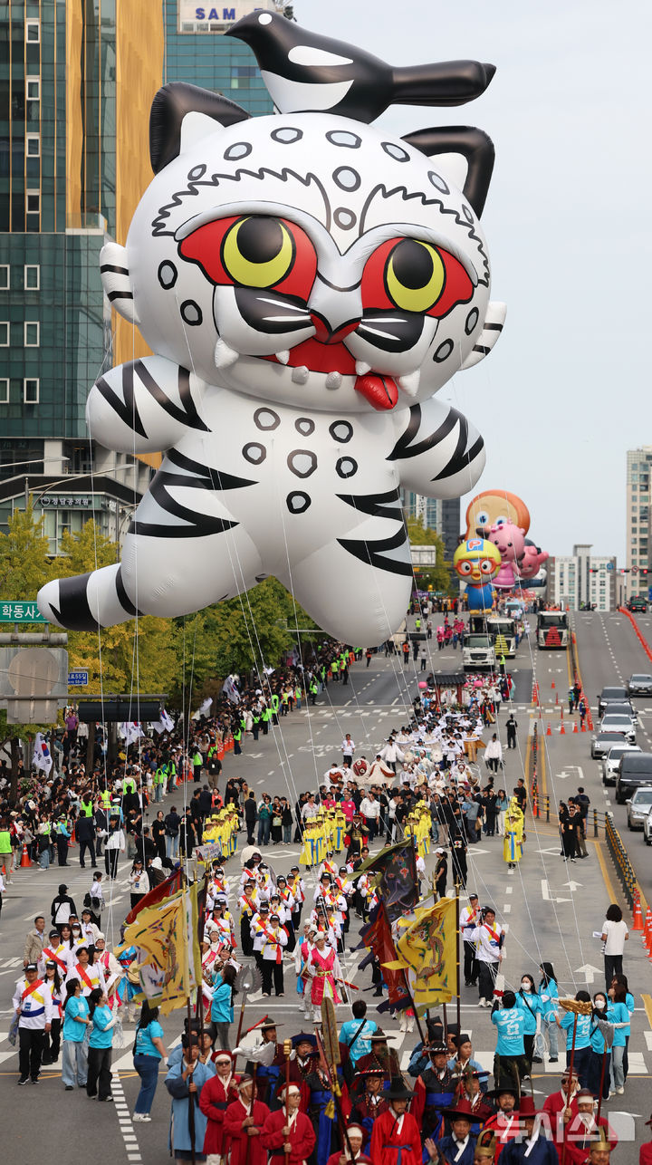 [서울=뉴시스] 조성우 기자 = 3일 서울 강남구 도산대로 일대에서 열린 2026 강남페스티벌에서 22개 동 주민들이 참여한 거리 퍼레이드가 진행되고 있다. 2026.10.03. xconfind@newsis.com