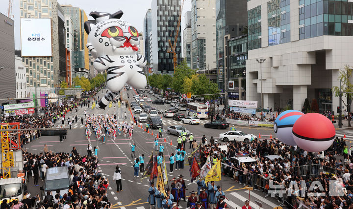 [서울=뉴시스] 조성우 기자 = 3일 서울 강남구 도산대로 일대에서 열린 2026 강남페스티벌에서 22개 동 주민들이 참여한 거리 퍼레이드가 진행되고 있다. 2026.10.03. xconfind@newsis.com
