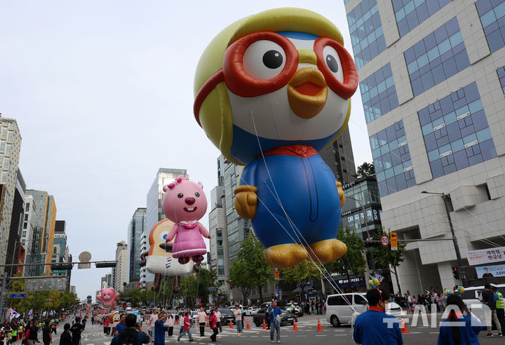 [서울=뉴시스] 조성우 기자 = 3일 서울 강남구 도산대로 일대에서 열린 2026 강남페스티벌에서 22개 동 주민들이 참여한 거리 퍼레이드가 진행되고 있다. 2026.10.03. xconfind@newsis.com