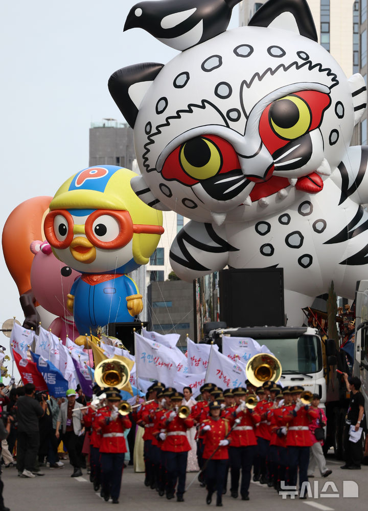 [서울=뉴시스] 조성우 기자 = 3일 서울 강남구 도산대로 일대에서 열린 2026 강남페스티벌에서 22개 동 주민들이 참여한 거리 퍼레이드가 진행되고 있다. 2026.10.03. xconfind@newsis.com