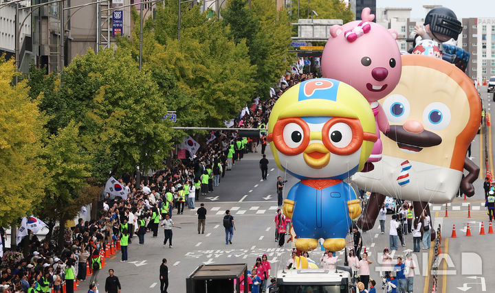 [서울=뉴시스] 조성우 기자 = 3일 서울 강남구 도산대로 일대에서 열린 2026 강남페스티벌에서 22개 동 주민들이 참여한 거리 퍼레이드가 진행되고 있다. 2026.10.03. xconfind@newsis.com