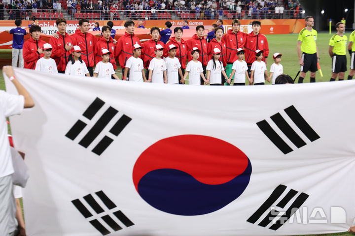 [도요타(일본)=뉴시스] 황준선 기자 = 3일(현지 시간) 일본 아이치현 도요타 스타디움에서 열린 2026 아이치·나고야 아시안게임 남자 축구 결승 대한민국과 일본의 경기, 대한민국 선수들이 애국가를 제창하고 있다. 2026.10.03. hwang@newsis.com