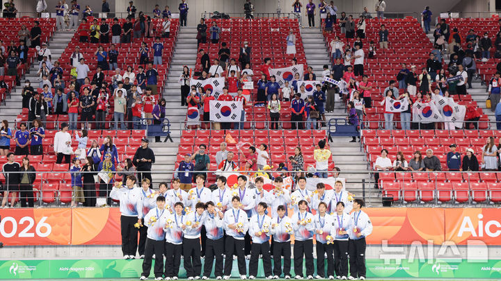 [도요타(일본)=뉴시스] 황준선 기자 = 3일(현지 시간) 일본 아이치현 도요타 스타디움에서 열린 2026 아이치·나고야 아시안게임 남자 축구 결승전 시상식에서 금메달을 차지한 대한민국 선수단이 기념촬영을 하고 있다. 2026.10.03. hwang@newsis.com