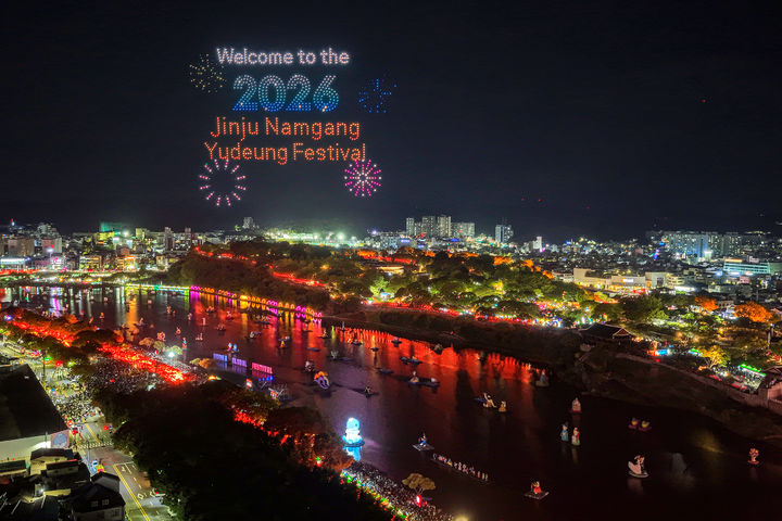 [진주=뉴시스] 정경규 기자 = 대한민국 글로벌 축제인 '2026년 진주남강유등축제'가 3일 밤 진주성과 남강 일원에서 화려하게 개막했다.(사진=진주시 제공).2026.10.04.photo@newsis.com *재판매 및 DB 금지