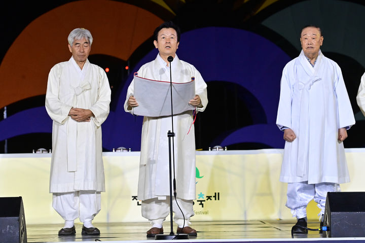 [진주=뉴시스]정경규 기자 = 대한민국 글로벌 축제인 '2026년 진주남강유등축제'가 3일 밤 진주성과 남강 일원에서 화려하게 개막했다.(사진=진주시 제공).2026.10.04.photo@newsis.com *재판매 및 DB 금지