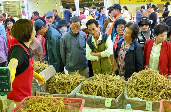 [영주=뉴시스] 김진호 기자 = 3일 경북 영주시 풍기읍 남원천 일원에서 개막한 '영주풍기인삼축제'에서 풍기인삼을 구매하려는 인파로 북적이고 있다. (사진=영주시 제공) 2026.10.04. photo@newsis.com&nbsp; *재판매 및 DB 금지