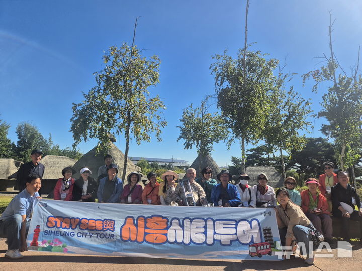 [시흥=뉴시스] '지역 명소 탐방 가을 나들이' 참여 장애인들이 출발에 앞서 기념 촬영을 하고 있다. (사진=시흥시 제공) 2026.10.04.photo@newsis.com
