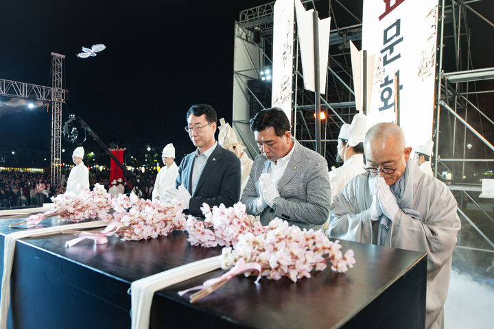 [화성=뉴시스] 이계철 경기 화성시의회 의장(가운데)이 복사꽃을 헌화하고 있다. (사진=화성시의회 제공) 2026.10.04. photo@newsis.com *재판매 및 DB 금지