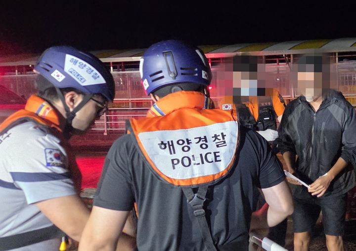 [서귀포=뉴시스] 3일 오후 제주 우도에서 빗길에 미끄러져 얼굴에 큰 상처를 입은 30대 관광객을 해경이 응급 이송하고 있다. (사진=서귀포해양경찰서 제공) 2026.10.04. photo@newsis.com *재판매 및 DB 금지