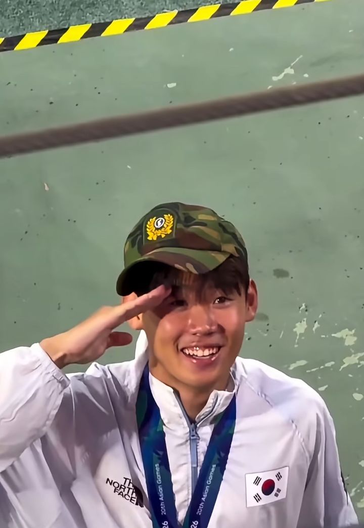 [서울=뉴시스]박승수가 2026 아이치·나고야 아시안게임 남자 축구 금메달 획득 후 전역모를 착용하고 경례하고 있다. (사진=인스타그램 'youngfor_t' 캡처) 2026.10.04