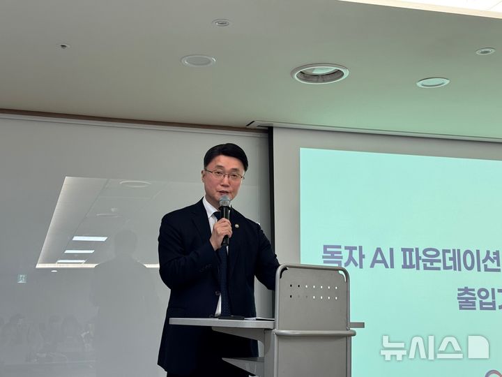 [서울=뉴시스] 류제명 과기정통부 2차관이 지난 2일 출입기자단 대상 간담회에서 정부 인공지능(AI) 전략에 대해 설명했다. siming@newsis.com