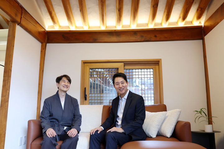 [서울=뉴시스] 오세훈 서울시장이 4일 오후 신혼부부를 위한 '한옥 미리내집'을 방문해 내부구조와 시설을 둘러보고 있다. (사진=서울시 제공) 2026.10.04. photo@newsis.com *재판매 및 DB 금지