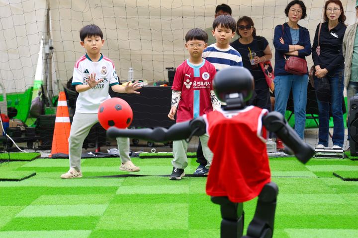 [용인=뉴시스] 사이버과학축제에서 휴먼로봇과 축구대결을 하는 모습(사진=용인시 제공) 2026.10.04.photo@newsis.com *재판매 및 DB 금지