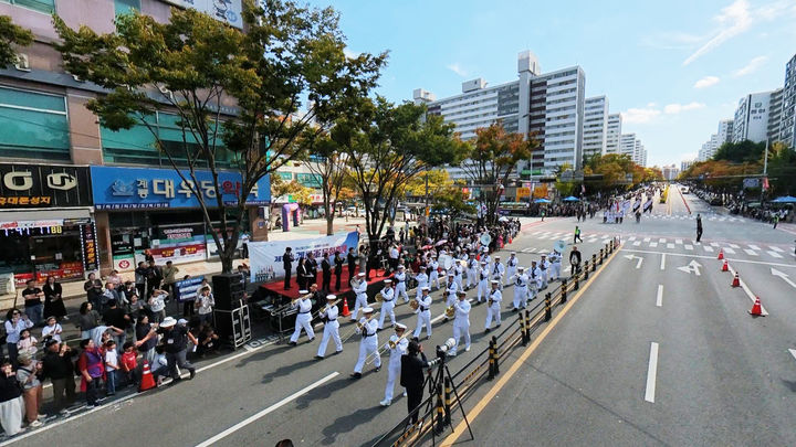[계룡=뉴시스]계룡군문화축제 시가지 퍼레이드가 4일 계룡시내 일원에서 열렸다. (사진=계룡시 제공) 2026.10.04 photo@newsis.com *재판매 및 DB 금지