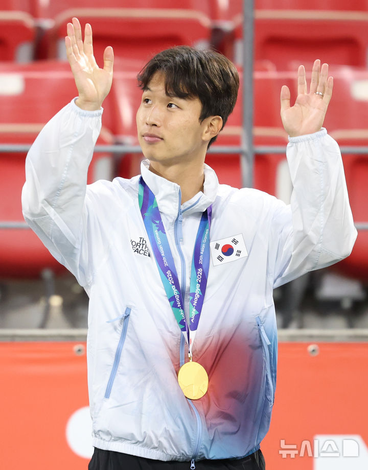 [도요타(일본)=뉴시스] 황준선 기자 = 3일(현지 시간) 일본 아이치현 도요타 스타디움에서 열린 2026 아이치·나고야 아시안게임 남자 축구 결승전 시상식에서 금메달을 차지한 대한민국 엄지성이 관중석을 향해 인사하고 있다. 2026.10.04. hwang@newsis.com