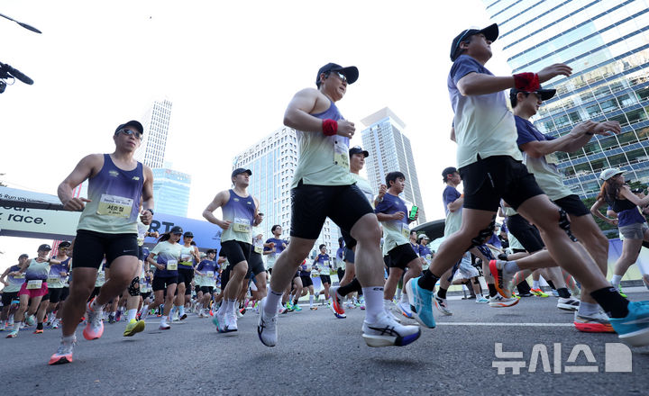 [서울=뉴시스] 김선웅 기자 = 4일 서울 여의도공원에서 열린 뉴발란스 러닝 대회 2026 런 유어 웨이 서울 10K 레이스에서 참가자들이 힘차게 달리고 있다. 2026.10.04. mangusta@newsis.com