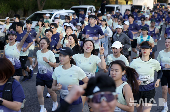 [서울=뉴시스] 김선웅 기자 = 4일 서울 여의도공원에서 열린 뉴발란스 러닝 대회 2026 런 유어 웨이 서울 10K 레이스에서 참가자들이 힘차게 달리고 있다. 2026.10.04. mangusta@newsis.com