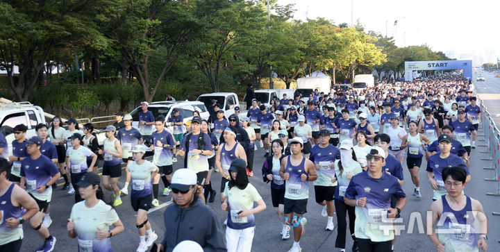 [서울=뉴시스] 김선웅 기자 = 4일 서울 여의도공원에서 열린 뉴발란스 러닝 대회 2026 런 유어 웨이 서울 10K 레이스에서 참가자들이 힘차게 달리고 있다. 2026.10.04. mangusta@newsis.com