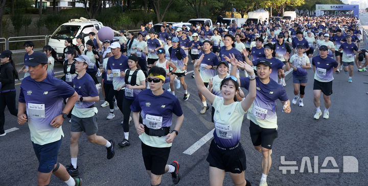 [서울=뉴시스] 김선웅 기자 = 4일 서울 여의도공원에서 열린 뉴발란스 러닝 대회 2026 런 유어 웨이 서울 10K 레이스에서 참가자들이 힘차게 달리고 있다. 2026.10.04. mangusta@newsis.com