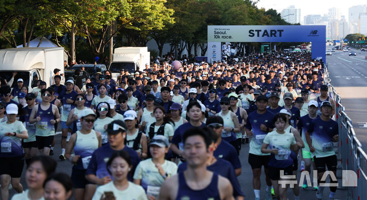 [서울=뉴시스] 김선웅 기자 = 4일 서울 여의도공원에서 열린 뉴발란스 러닝 대회 2026 런 유어 웨이 서울 10K 레이스에서 참가자들이 힘차게 달리고 있다. 2026.10.04. mangusta@newsis.com