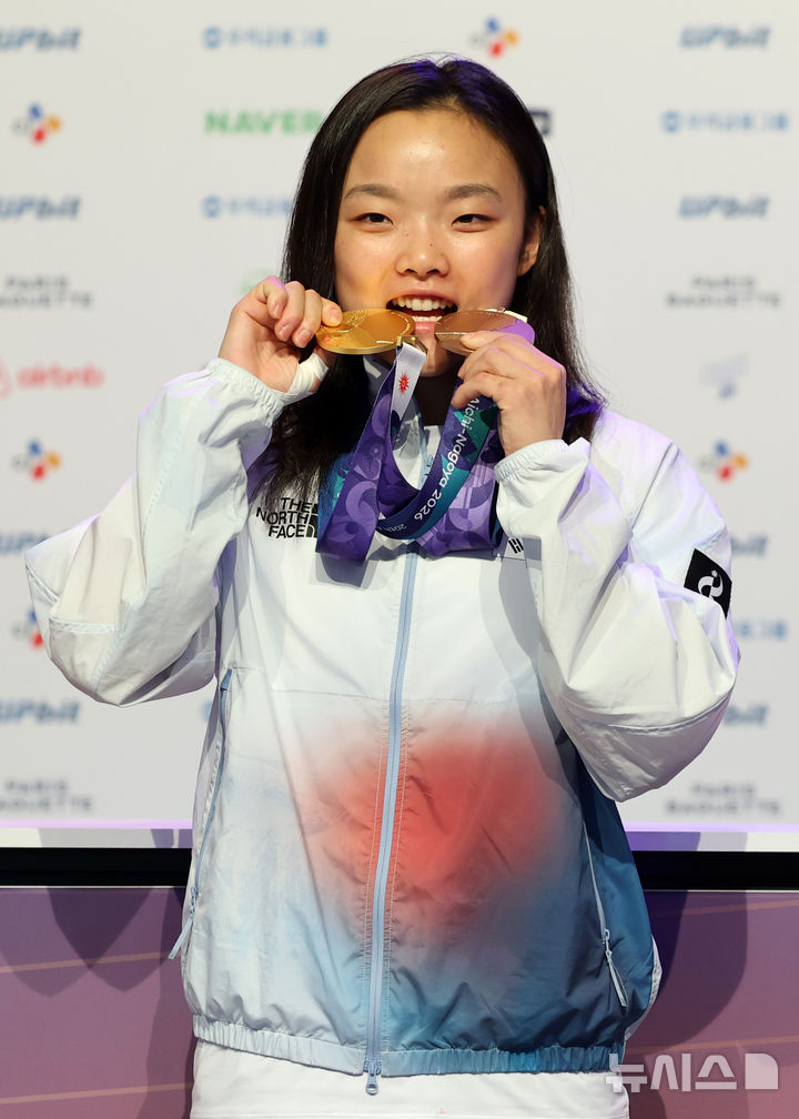 [나고야(일본)=뉴시스] 김금보 기자 = 스포츠클라이밍 여자 리드 금메달리스트 서채현이 4일 오전(현지 시간) 일본 아이치현 나고야시 코리아하우스에서 열린 2026 아이치·나고야 아시안게임 메달리스트 기자회견에 참석해 포즈를 취하고 있다. 2026.10.04. kgb@newsis.com