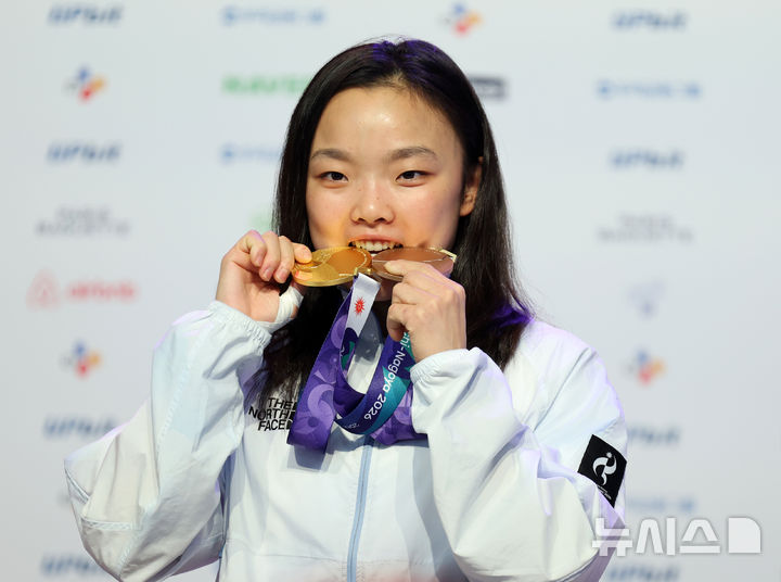 [나고야(일본)=뉴시스] 김금보 기자 = 스포츠클라이밍 여자 리드 금메달리스트 서채현이 4일 오전(현지 시간) 일본 아이치현 나고야시 코리아하우스에서 열린 2026 아이치·나고야 아시안게임 메달리스트 기자회견에 참석해 포즈를 취하고 있다. 2026.10.04. kgb@newsis.com