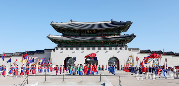 [서울=뉴시스] 김진아 기자= 4일 서울 경복궁에서 열린 조선시대 정조대왕의 화성원행을 재현하는 '정조대왕 능행차 공동재현' 행사에서 출궁의식이 진행되고 있다. 2026.10.04. bluesoda@newsis.com