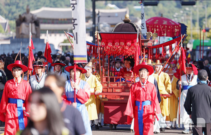 [서울=뉴시스] 김진아 기자= 4일 서울 경복궁에서 출발한 조선시대 정조대왕의 화성원행을 재현하는 '정조대왕 능행차 공동재현' 행사가 세종대로를 지나고 있다. 2026.10.04. bluesoda@newsis.com