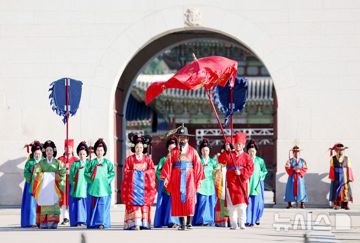 [서울=뉴시스] 김진아 기자= 4일 서울 경복궁에서 열린 조선시대 정조대왕의 화성원행을 재현하는 '정조대왕 능행차 공동재현' 행사에서 출궁의식이 진행되고 있다. 2026.10.04. bluesoda@newsis.com