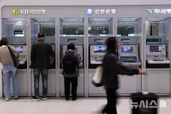 [서울=뉴시스] 최진석 기자 = 시중은행에 이어 저축은행과 캐피탈사 등 제2금융권까지 해킹 사고가 잇따르고 있는 4일 서초구 서울고속버스터미널에 개인정보가 유출된 신한·KB국민·하나 은행의 현금 자동 입출금기(ATM) 코너가 보이고 있다. 최근 주요 금융회사들을 대상으로 인공지능(AI) 에이전트를 활용한 신종 사이버 공격과 고객 정보 유출 사고가 이어지며 신한은행에서는 최근 고객 약 2만5000명의 개인·신용정보가, KB국민은행에서도 외부 보안 침해로 고객 119명의 개인신용정보가, 하나은행에서도 외부 해킹 세력이 영업지원시스템(ODS)에 접근하면서 고객 89명의 개인정보가 유출됐다. 2026.10.04. myjs@newsis.com