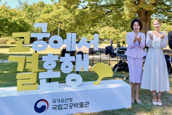 [서울=뉴시스] 김진아 기자= 김혜경 여사가 2일 서울 종로구 국립고궁박물관에서 열린 국가유산청 국립고궁박물관의 첫번째 야외결혼식에 앞서 신부인 마이(Mai)와 기념촬영을 하고 있다. 2026.10.04. (사진=청와대 제공) photo@newsis.com *재판매 및 DB 금지