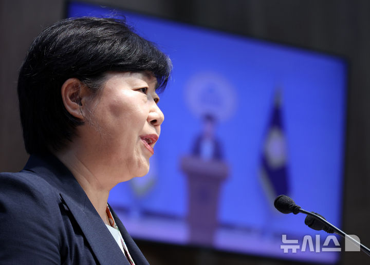 [서울=뉴시스] 최진석 기자 = 서영교 국회 법제사법위원회 위원장이 4일 서울 여의도 국회 소통관에서 조희대 대법원장 출석요구의견서에 대한 입장 및 출석촉구, 영화 암살자(들) 관련 기자회견을 하고 있다. 2026.10.04. myjs@newsis.com