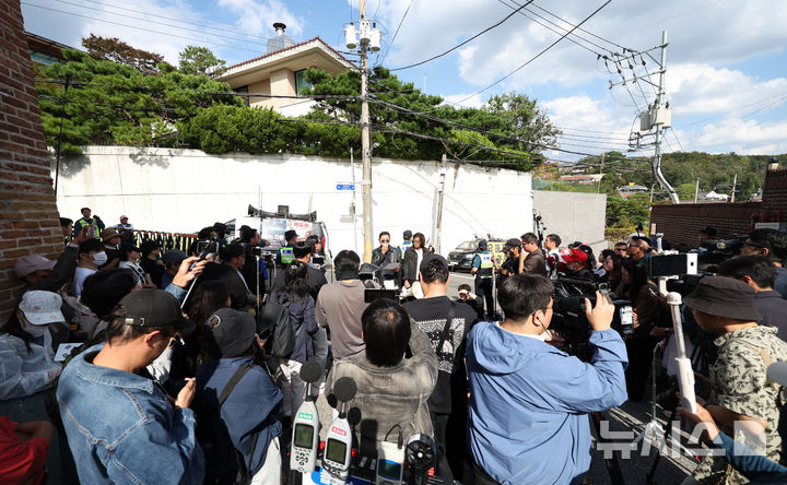 [서울=뉴시스] 김선웅 기자 = 보수성향 시민단체 관계자들이 4일 서울 성북구 소재 배우 유해진 씨 자택 인근에서 집회를 열고 영화 '암살자(들)'에 대해 규탄하고 있다. 2026.10.04. mangusta@newsis.com