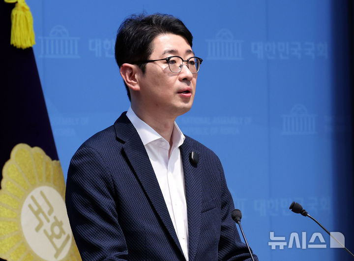 [서울=뉴시스] 최진석 기자 = 주진우 국민의힘 의원이 4일 여의도 국회 소통관에서 영화 암살자(들) 제작사 하이브미디어코프 사옥 건립의 국책은행 자금 관련 기자회견을 하고 있다. 2026.10.04. myjs@newsis.com