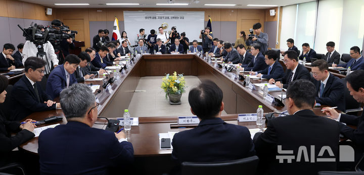 [서울=뉴시스] 박영태 기자 = 4일 오후 서울 종로구 정부서울청사에서 열린 최근 침해위협 대응 전금융권 긴급 점검회의에서 이억원 금융위원장이 모두발언을 하고 있다. 2026.10.04. since1999@newsis.com