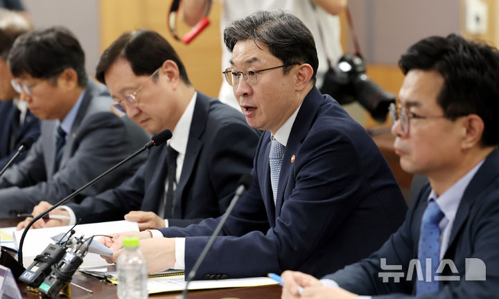 [서울=뉴시스] 박영태 기자 = 4일 오후 서울 종로구 정부서울청사에서 열린 최근 침해위협 대응 전금융권 긴급 점검회의에서 이억원 금융위원장이 모두발언을 하고 있다. 2026.10.04. since1999@newsis.com