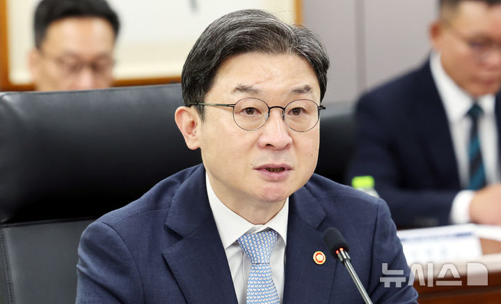 [서울=뉴시스] 박영태 기자 = 4일 오후 서울 종로구 정부서울청사에서 열린 최근 침해위협 대응 전금융권 긴급 점검회의에서 이억원 금융위원장이 모두발언을 하고 있다. 2026.10.04. since1999@newsis.com