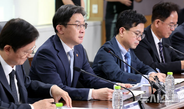 [서울=뉴시스] 박영태 기자 = 4일 오후 서울 종로구 정부서울청사에서 열린 최근 침해위협 대응 전금융권 긴급 점검회의에서 이억원 금융위원장이 모두발언을 하고 있다. 2026.10.04. since1999@newsis.com