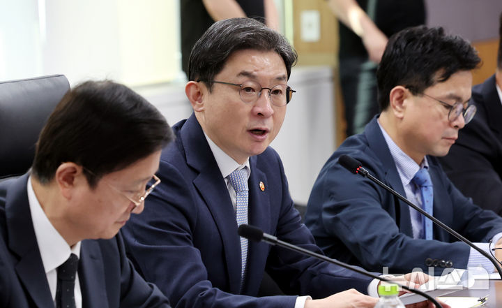 [서울=뉴시스] 박영태 기자 = 4일 오후 서울 종로구 정부서울청사에서 열린 최근 침해위협 대응 전금융권 긴급 점검회의에서 이억원 금융위원장이 모두발언을 하고 있다. 2026.10.04. since1999@newsis.com