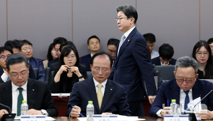 [서울=뉴시스] 박영태 기자 = 4일 오후 서울 종로구 정부서울청사에서 열린 최근 침해위협 대응 전금융권 긴급 점검회의에 이억원 금융위원장이 개인정보가 유출된 신한은행 정상혁(오른쪽부터) 행장, KB국민은행 이환주 행장, 하나은행 이호성 행장 뒤로 참석하고 있다. 2026.10.04. since1999@newsis.com