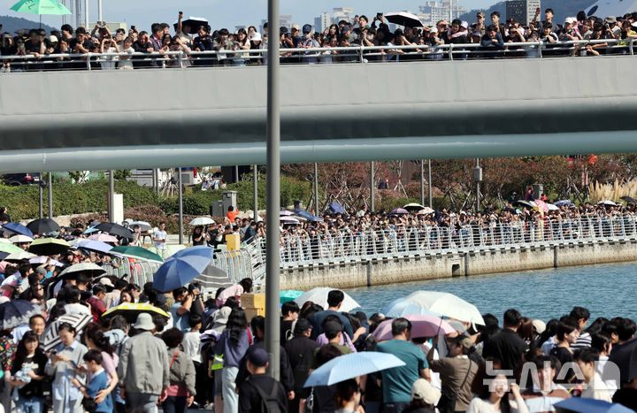  [부산=뉴시스] 하경민 기자 = 4일 부산 동구 북항 친수공원 경관수로 일대에 상어 '부캉이'를 보기 위해 몰려든 시민들로 북적이고 있다.  부캉이 관람인파는 지난 3일 7만2000명으로 집계되는 등 지난달 19일부터 누적 83만7800여 명을 기록했다. 2026.10.04. yulnetphoto@newsis.com