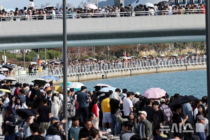  [부산=뉴시스] 하경민 기자 = 4일 부산 동구 북항 친수공원 경관수로 일대에 상어 '부캉이'를 보기 위해 몰려든 시민들로 북적이고 있다.  부캉이 관람인파는 지난 3일 7만2000명으로 집계되는 등 지난달 19일부터 누적 83만7800여 명을 기록했다. 2026.10.04. yulnetphoto@newsis.com
