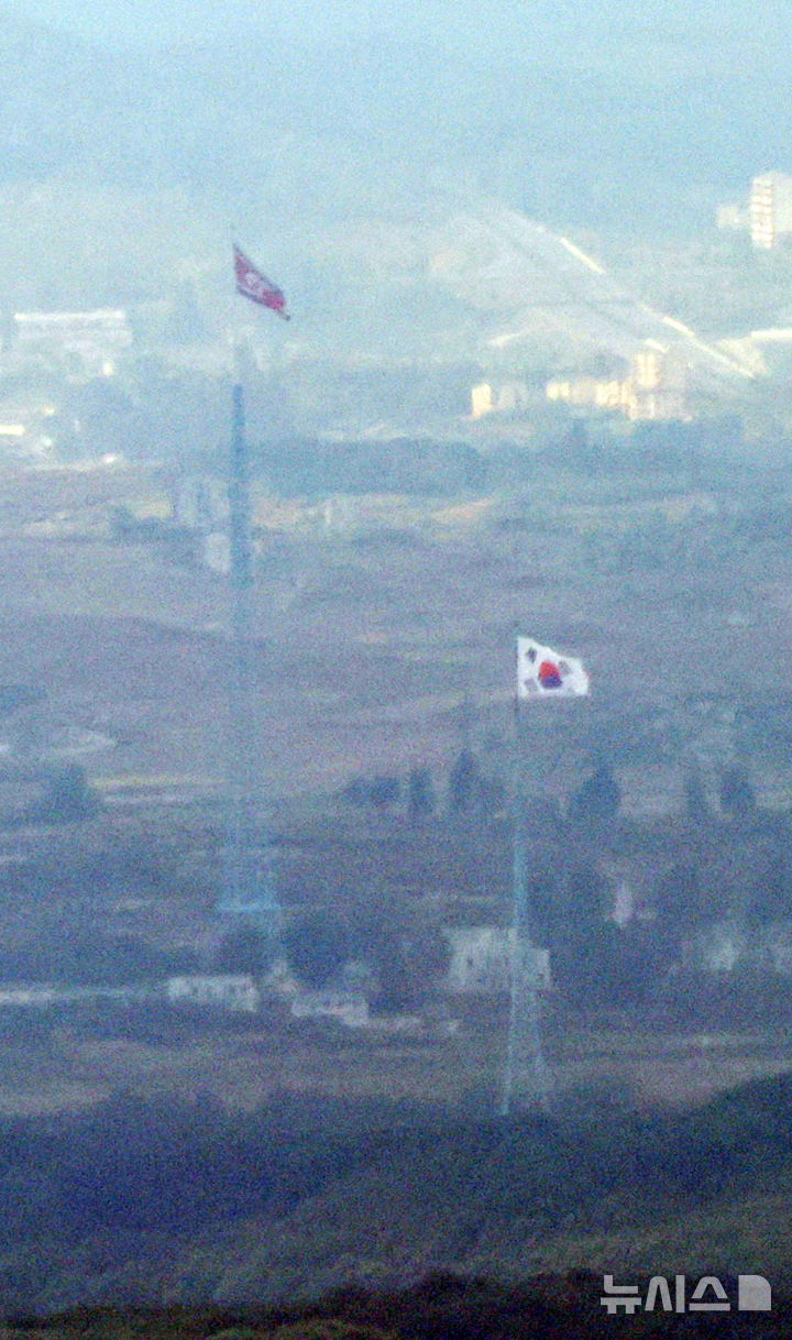 [파주=뉴시스] 전신 기자 = 일본 방위성은 12일 오전 북한이 최소 2발의 탄도미사일을 발사했다고 발표했다. 사진은 지난 4일 경기 파주시 접경지역에서 남측 대성동 마을 태극기와 북측 기정동 마을 인공기가 펄럭이고 있는 모습. 2026.10.12. photo1006@newsis.com