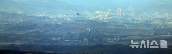[파주=뉴시스] 전신 기자 = 지난 3일 이른 오전 북한이 동해상으로 탄도미사일 1발을 발사했다. 13일 만에 탄도미사일 도발을 재개한 것으로, 서부전선 비무장지대(DMZ) 매설지뢰 폭발사고에 대한 책임있는 사과 대신 무력시위에 나섰다.사진은 4일 경기 파주시 접경지역에서 남측 대성동 마을 태극기와 북측 기정동 마을 인공기가 펄럭이고 있다. 2026.10.04. photo1006@newsis.com
