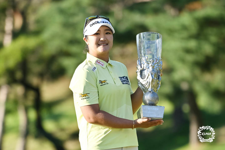 [서울=뉴시스] 홍효식 기자 = 4일 경기 여주에 위치한 블루헤런CC에서 열린 '제26회 하이트진로 챔피언십'에서 유해란이 우승 트로피를 들고 있다. (사진=KLPGA제공) 2026.10.04. photo@newsis.com *재판매 및 DB 금지