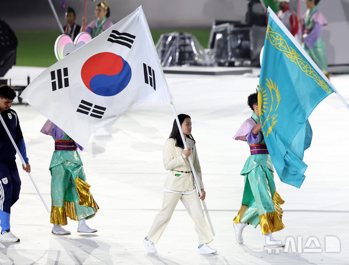 [나고야(일본)=뉴시스] 황준선 기자 = 4일(현지시간) 일본 아이치현 나고야시 파로마 미즈호 스타디움에서 열린 2026 아이치·나고야 아시안게임 폐회식에서 클라이밍 금메달리스트 서채현이 태극기를 들고 입장하고 있다. 2026.10.04. hwang@newsis.com
