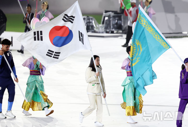 [나고야(일본)=뉴시스] 황준선 기자 = 4일(현지시간) 일본 아이치현 나고야시 파로마 미즈호 스타디움에서 열린 2026 아이치·나고야 아시안게임 폐회식에서 클라이밍 금메달리스트 서채현이 태극기를 들고 입장하고 있다. 2026.10.04. hwang@newsis.com