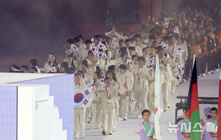 [나고야(일본)=뉴시스] 김금보 기자 = 4일(현지시간) 일본 아이치현 나고야시 파로마 미즈호 스타디움에서 열린 2026 아이치·나고야 아시안게임 폐회식에서 대한민국 선수단이 입장하고 있다. 2026.10.04. kgb@newsis.com
