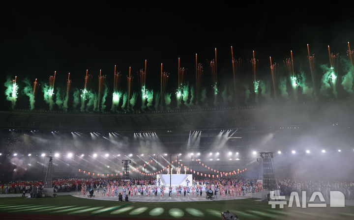 [나고야(일본)=뉴시스] 황준선 기자 = 4일(현지시간) 일본 아이치현 나고야시 파로마 미즈호 스타디움에서 열린 2026 아이치·나고야 아시안게임 폐회식에서 불꽃이 터지고 있다. 2026.10.04. hwang@newsis.com